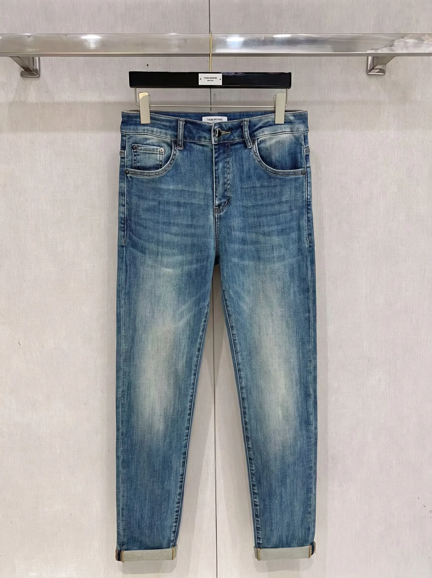 Valentino launches new men's casual jeans for spring and summer 2026! Heavy duty washed jeans! Customized fabrics are softer and more comfortable than ordinary denim fabrics! Ultra-heavy industrial washing process and dual-process washing. The entire pair of pants has a comfortable hand feel, and the level of fineness and breathable effect are top-notch. All hardware brand logos are custom-made, and the materials are selected with the best attributes. A good pair of jeans, the focus is on the fabric! The elasticity of the fabric is very good and the comfort is great! The fabric density is very high! ! The imported texture is very powerful! The low-key design style is simple and elegant! 28-38 (no 37)